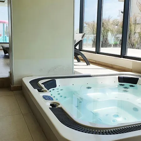 Crystal Breeze - Pool & Spa Beach Resort *