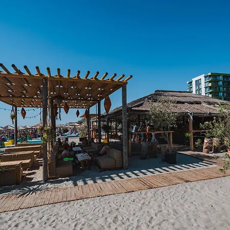 Crystal Breeze - Pool & Spa Beach Resort Apartment